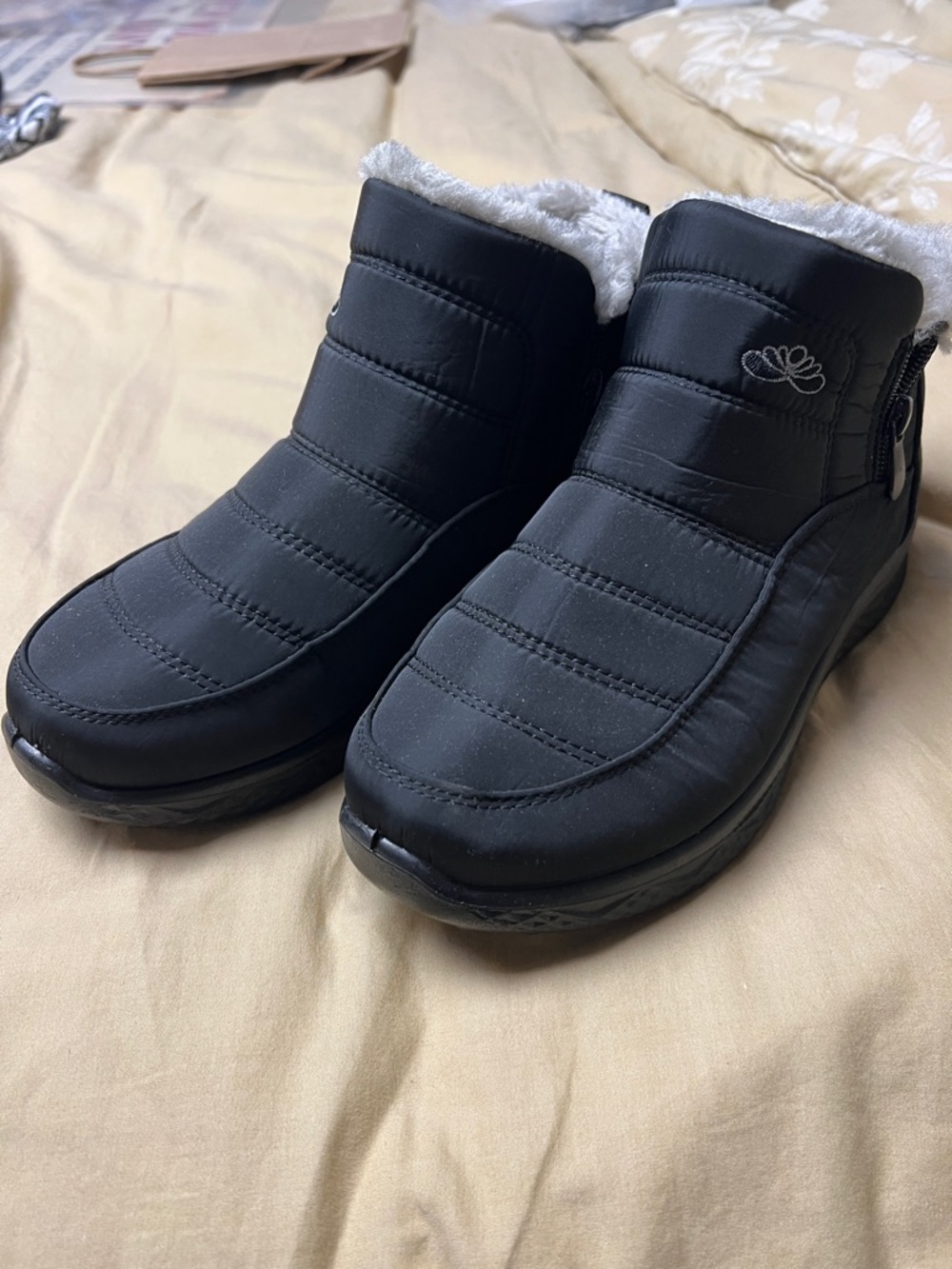 Black Quilted Winter Ankle Boots with Faux Fur Lining sz 39